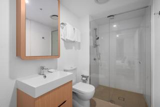Stunning River & Mountain View Studio w Pool & Gym - 4