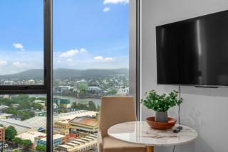 Stunning River & Mountain View Studio w Pool & Gym - 8