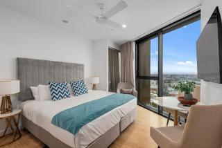 Stunning River & Mountain View Studio w Pool & Gym - 0