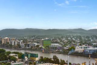 Stunning River & Mountain View Studio w Pool & Gym - 7