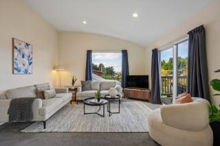 Modern 4BR Lake & Mountain Views - 4