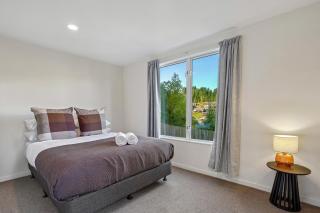 Sleek Alpine 4BR Panoramic Queenstown Views - 4