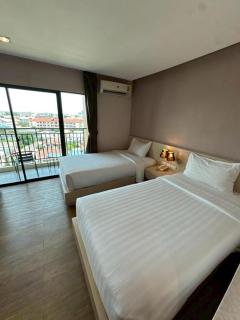 L Hotel - 1