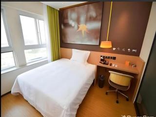 IU Hotel Zhengzhou Xinzheng Sias International University Branch - 7