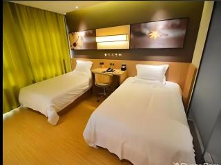 IU Hotel Zhengzhou Xinzheng Sias International University Branch - 1
