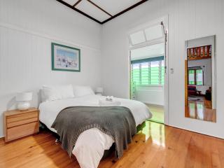 Historic Character-filled Jade Cottage - 8