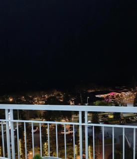 Sunara Suites Cozy Condo - Taal View with Balcony, PS4 & Videoke - 4