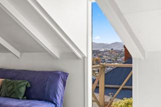 The Stables - Charming Loft with Derwent River Views - 9