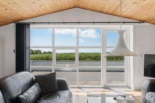 Spacious Holiday Home With Water View - 7