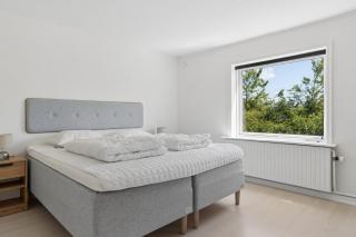 Spacious Holiday Home With Water View - 2