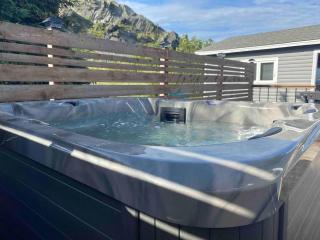FlatRocks 2BR Stay Hot Tub & Partial Ocean View - 0