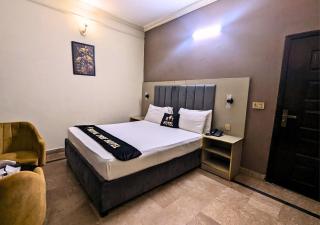 Royal Tree Hotel - 1