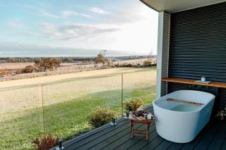 The Nest Luxury Stay Couples Accommodation w Private bath tub on the deck, sky views, disability suitable Breakfast hamper on arrival - 9