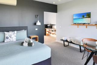 The Nest Luxury Stay Couples Accommodation w Private bath tub on the deck, sky views, disability suitable Breakfast hamper on arrival - 8