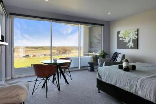 The Nest Luxury Stay Couples Accommodation w Private bath tub on the deck, sky views, disability suitable Breakfast hamper on arrival - 7