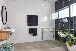 The Nest Luxury Stay Couples Accommodation w Private bath tub on the deck, sky views, disability suitable Breakfast hamper on arrival - 4