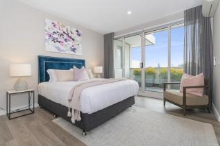 Corner Penthouse with City Views in Armadale - 7