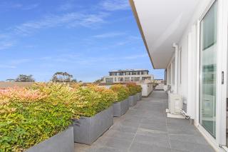 Corner Penthouse with City Views in Armadale - 3