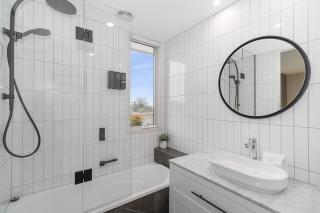 Corner Penthouse with City Views in Armadale - 6