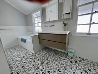 Bay Breeze Manor Grand 5BR Queenslander Haven - 4