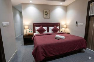 Hotel SPS 2 Min Walk From Kaushambi Metro Station - 9