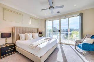 StayAU Pakenham Townhouse with Lakeview - 6