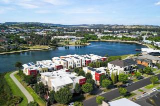 StayAU Pakenham Townhouse with Lakeview - 4