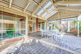 StayAU Family Retreat with Pool Table in Cranbourne - 9