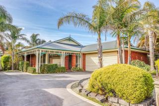 StayAU Family Retreat with Pool Table in Cranbourne - 6