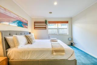 StayAU Family Retreat with Pool Table in Cranbourne - 2