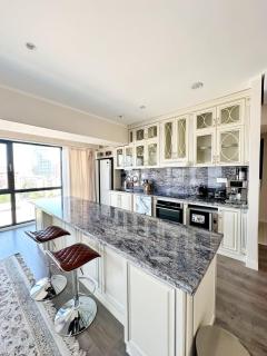 Luxury Apartment Next to Shangri-La with Awesome views - 4
