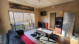 Charming 1-Bedroom House Rental with Pool in Johannesburg - 7