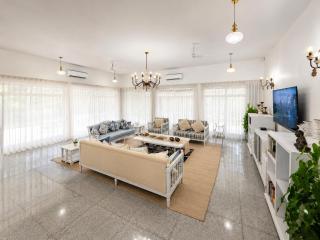 Directors Bungalow by The Cove - 7