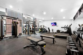 Stylish Southbank Apartment Lv17 with Gym & Pool - 9