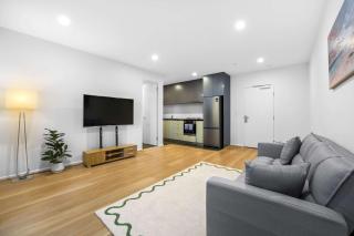 Stylish Southbank Apartment Lv17 with Gym & Pool - 3