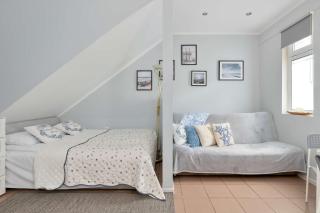Cozy Pet-Friendly Studio Near the Beach and Downtown by Noclegi Renters - 6