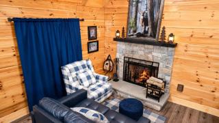 The Little Deer Cabin - Hot Tub Stone Fireplace - 9