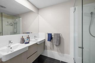 Spacious 3 bedroom townhouse in prime location! - 8