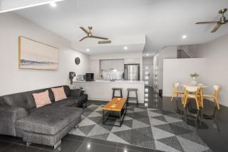 Spacious 3 bedroom townhouse in prime location! - 6