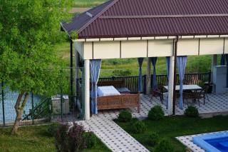 A country villa on the river bank - 0