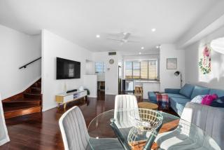 Manly Beach View Townhouse Haven - 0