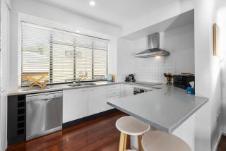 Manly Beach View Townhouse Haven - 6