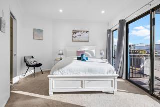 Manly Beach View Townhouse Haven - 2