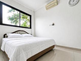 Twins Guesthouse near Universitas Budi Luhur Jakarta RedPartner - 1