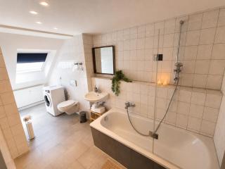 Modernes Apartment bis zu 8 Personen - 3 Schlafzimmer, Schlafsofa, Wifi, Self Check-in - 4