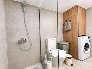Spacious 2 Bdr Apartment near Universities - 7