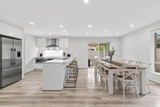Ocean Mist Walk to the Beach Modern Private Aircon Heating Sleeps 11 4 bedroom 2 bathroom - 8