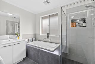 Ocean Mist Walk to the Beach Modern Private Aircon Heating Sleeps 11 4 bedroom 2 bathroom - 6