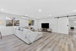 Ocean Mist Walk to the Beach Modern Private Aircon Heating Sleeps 11 4 bedroom 2 bathroom - 2