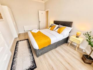 Spacious Four Bedroom Home Close to Beach and Town with Garden - Sleeps 8 - 3